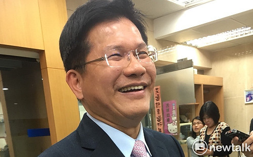 放閃家中「女司機」 婦女節林佳龍要送太太一個擁抱