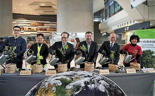 帶著小樹苗去旅行　高鐵新竹站發贈原生樹苗