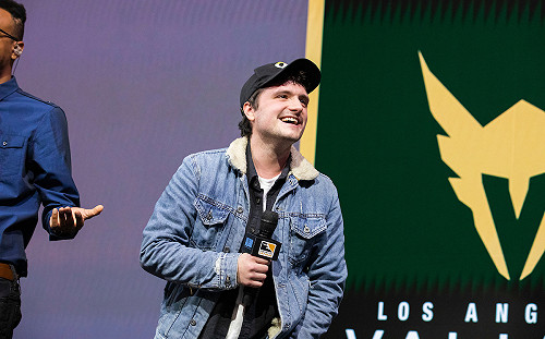 飢餓遊戲男主角蒞臨OWL為英勇隊加油  稱想念奪命女、法拉META