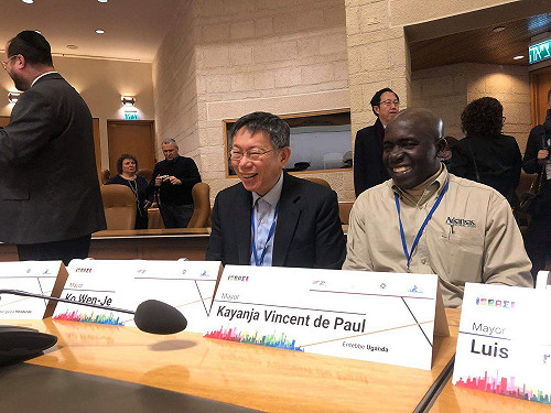 柯粉、柯黑募款「跟隨」柯P訪美 一日達標VS.道具備齊