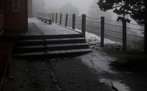 大陸冷氣團低溫來襲！玉山排雲山莊也下起3月雪