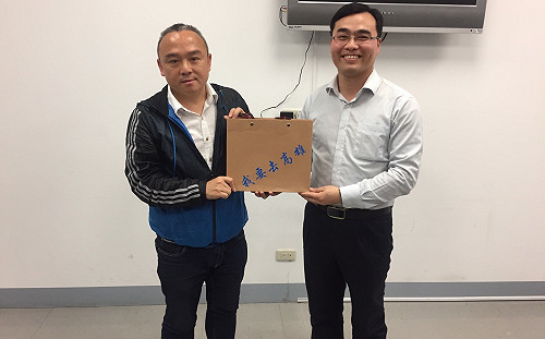 跨海實地旅遊  《我要去高雄》創作者獻歌高雄市政府