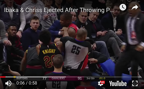 NBA／不滿對手推人又說垃圾話  伊巴卡直接揮拳揍人(影)