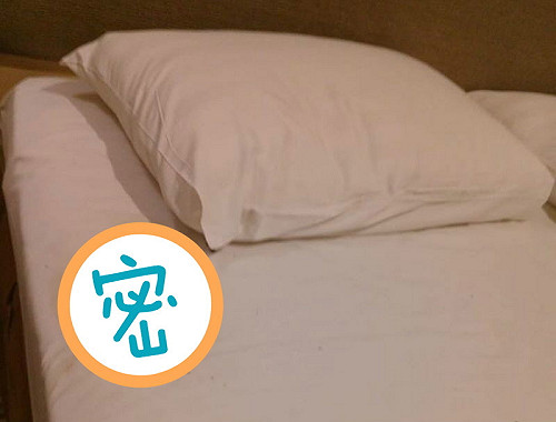 潔白床單見「咖啡色汙漬」房務員崩潰　老司機秒曝真相