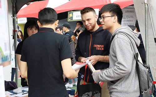 起薪五萬企業提前搶才　台科大校長：首份工作至少做兩年