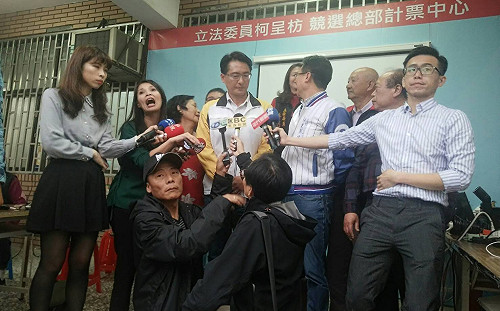 快訊》柯呈枋當選！柯母競選總部喜受眾人歡呼