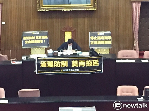 (影)酒駕防制審議中途休息！黃國昌痛批兩大黨打假球 蔡其昌反擊