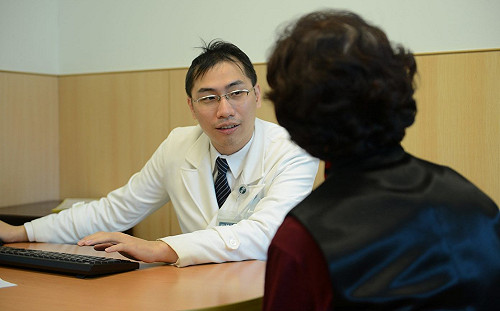 一跌倒就骨折！醫：年輕開始吃「3種食物」防骨質疏鬆症