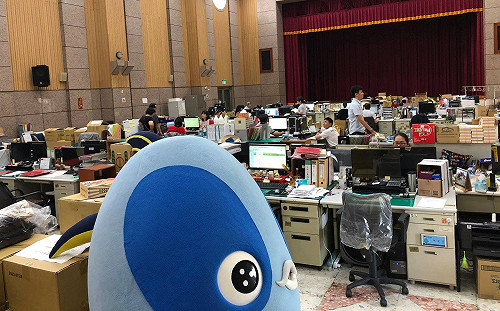 韓國瑜耍官威？議員踢爆：市長換新辦公室讓基層擠在禮堂工作