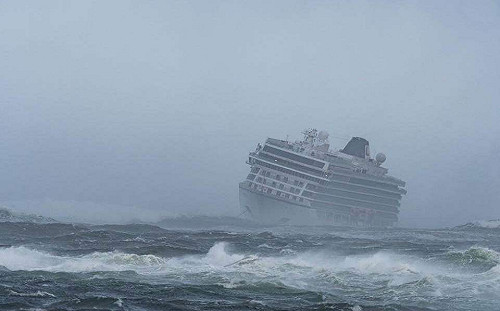 （影）郵輪引擎故障還遇到暴風雨 千名成員受困於挪威外海