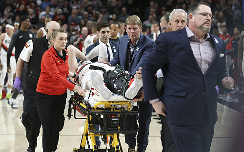 NBA／怵目驚心！拓荒者中鋒左小腿嚴重外折(影)