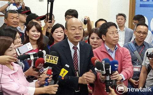 (影)被隨扈舉起回應民眾「選總統」呼聲 韓國瑜：我要求的