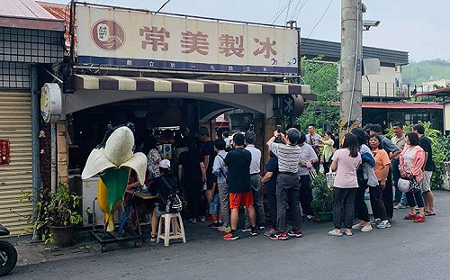 反共愛國「常美冰店」 他直擊「自發吃爆」排隊人龍