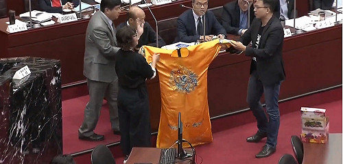 (影) 2020到底選不選總統?  民進黨議員獻上「黃袍」給韓國瑜