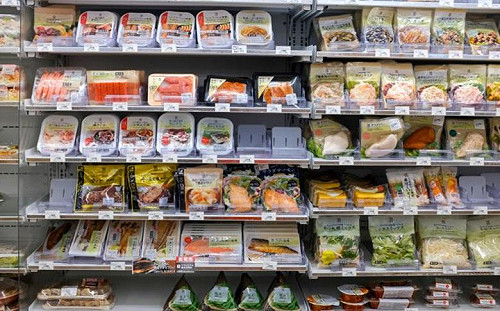 力拼懶人經濟的超商鮮食熱戰 食品業者能從中分得哪杯羹？