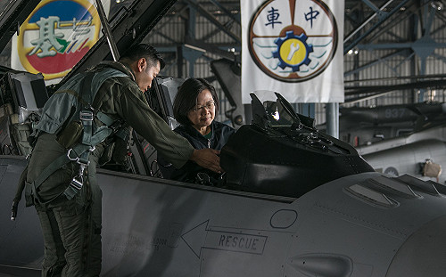 慰勉空軍第四聯隊 蔡總統要求第一時間強勢驅離解放軍