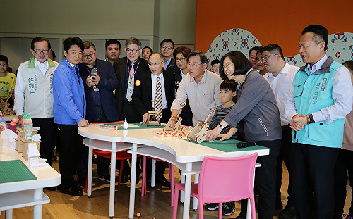 （影）兒童節視察嘉義縣 小英玩投石車兩度擊落敵軍