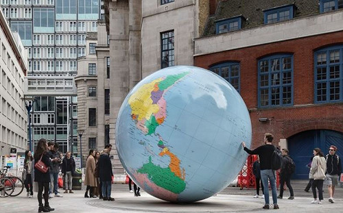 倫敦政經學院：尚未決定修改地球儀