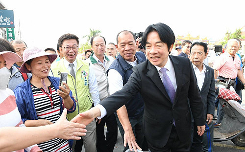 賴清德至台南參拜　回應霸王條款：信任民主制度