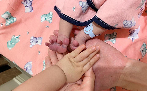 福原愛第2胎生了！江宏傑曬一家四口幸福照