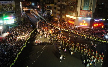 大甲媽遶境驚傳暴力衝突  中天記者和彰化員警被毆傷掛彩