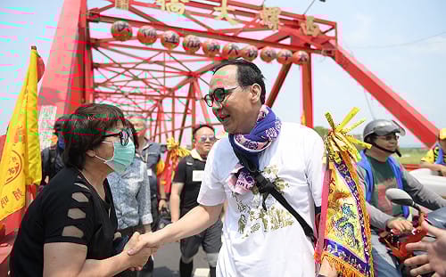 參與大甲媽遶境進香Day3 朱立倫中暑了