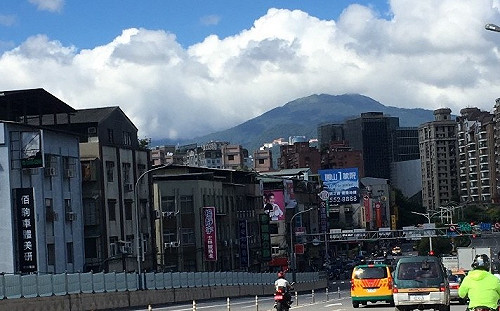全台暖熱至週六！首波梅雨鋒面母親節接近  北台灣降溫有雨