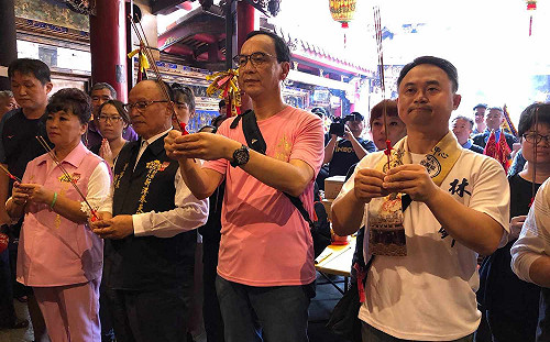 「拱韓選總統」聲量大  朱立倫嘉義入廟上香兩樣情