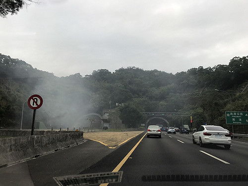 國道三號南下福德隧道火燒車 上班尖峰一度封閉造成回堵