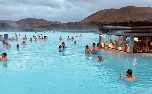 酷寒與溫泉的衝擊爽感！冰島「夢幻牛奶藍」溫泉超享受…