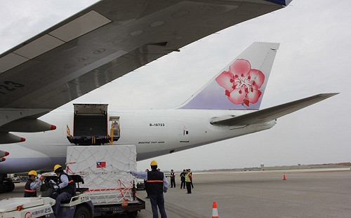 五度肩負重任！華航波音747貨機載運福衛七號赴美