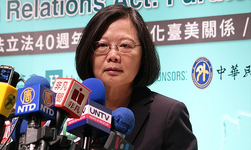 韓國瑜喻國軍「太監穿西裝」 蔡英文傻眼怒嗆：必需把話收回去！