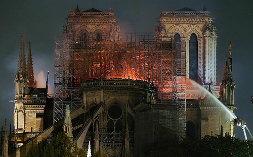 巴黎聖母院火警　團體行程取消參觀　業者：須簽同意書