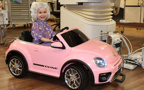 醫院出妙招！緩解緊張　小病童笑開懷駕駛噗噗車進手術房