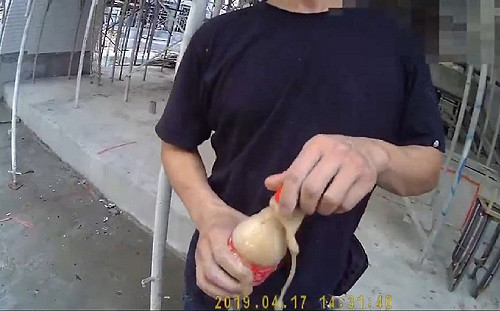 影／簽賭男槓龜怒砸土地公　手中可樂「發爐」助警破案