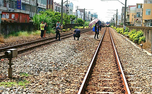 台鐵501次撞闖平交道行人 大湖-路竹單線雙向通車