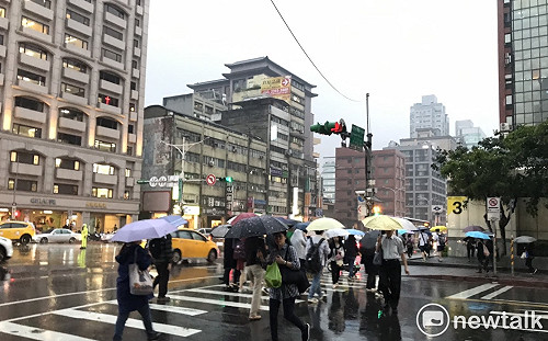 東半部與恆春留意陣雨 年度大潮低窪防倒灌