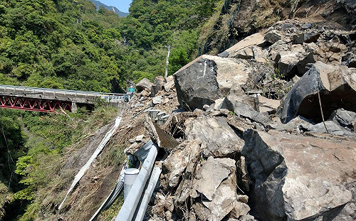 用路人注意！大雨影響台14甲等3公路出現落石坍方
