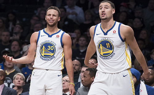 NBA／勇士浪花兄弟出奇招　一個鞋子寫字一個跳海(影)