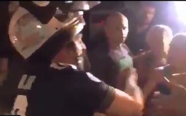 巴西總統機車搞親民頂安全帽  挨批該吊扣駕照