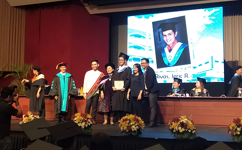 心碎的畢業典禮！教授做了這件事溫暖了學生