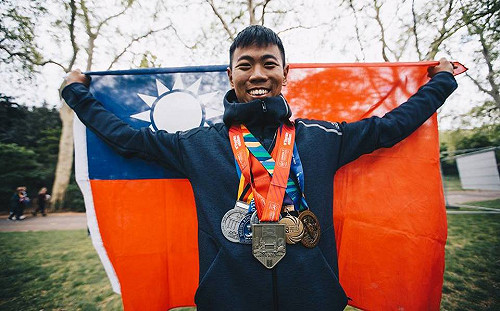 國軍最強新聞官！帶著國旗跑完世界六大馬拉松