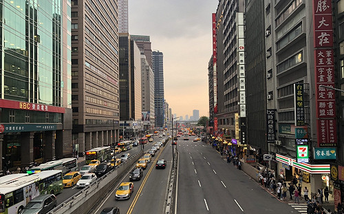 搶拍懸日亂象！人潮擠爆忠孝橋　行人衝到馬路狂拍照