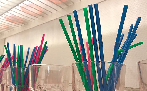 年少5.5億支吸管垃圾！9/11起全台小七不主動提供塑膠吸管