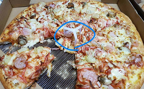 披薩中央必擺「白色三角架」？背後真相曝光　學問超驚人