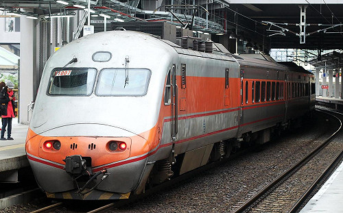 遭大媽嗆讓座  哲學妹甜笑「183字回擊」乘客全看傻