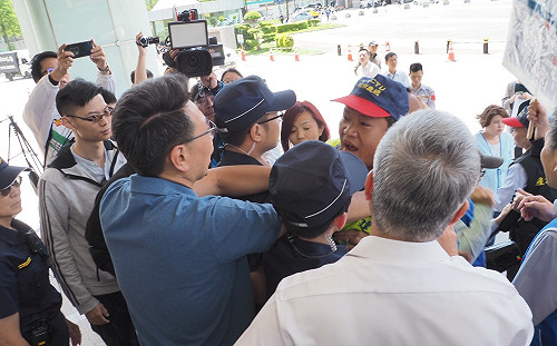 抗議桃市府調查偏頗　空服員抗議過程爆推擠