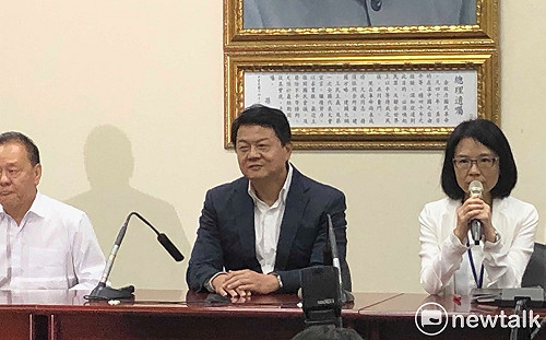 國民黨參選人荒島求生記?  周錫瑋提5人搭郭董飛機 有共識再降落