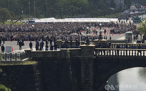 時隔29年 日皇接受民眾朝賀即位