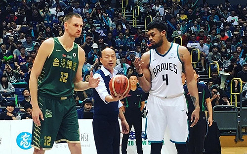 韓國瑜為SBL總冠軍賽開球  盼運動產業「衝起來」！